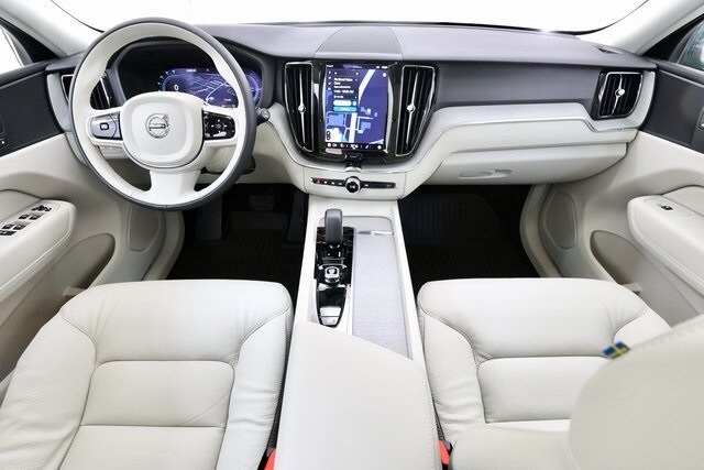 2025 Volvo XC60 Hybrid T8 Plus photo 2