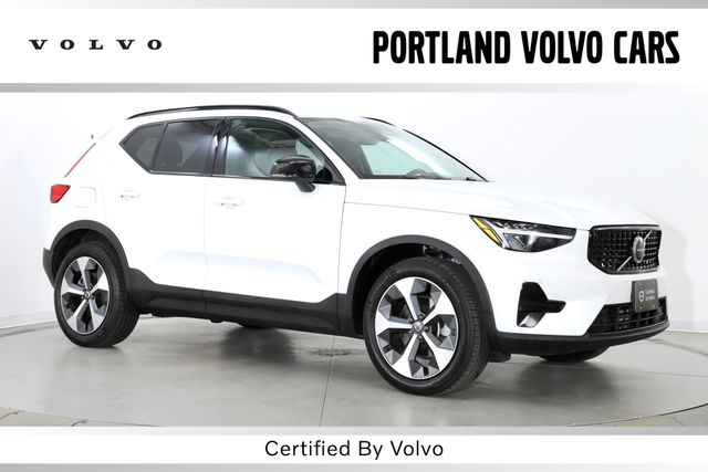 2024 Volvo XC40 B5 Core Dark AWD's photo