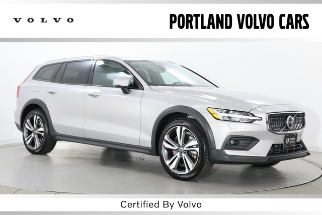 2025 Volvo V60 Cross Country Plus's photo