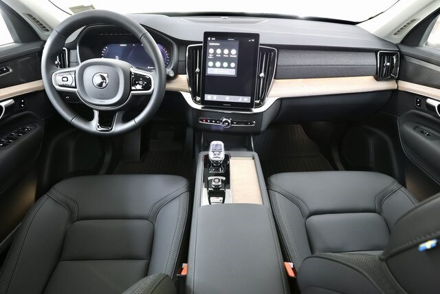 2026 Volvo XC90 B5 Plus photo 2