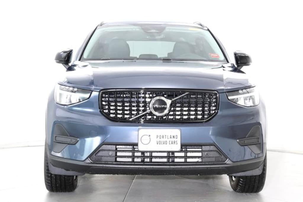New 2026 Volvo XC40 B5 Core SUV