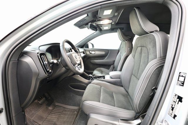 2026 Volvo XC40 Ultra Black Edition - Photo 13