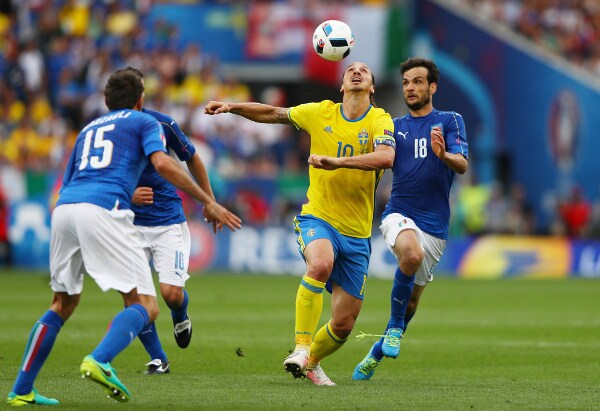 Zlatan_playing_with_Swedish_National_Team.jpg