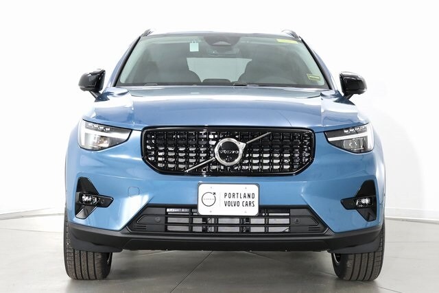 2025 Volvo XC40 photo 3