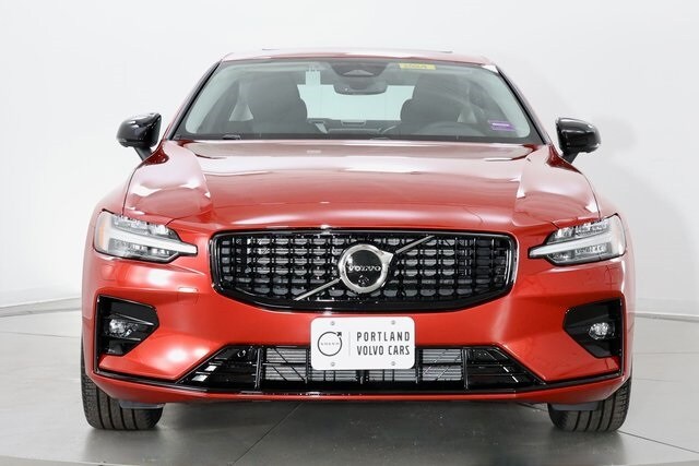 2025 Volvo S60 B5 Plus photo 3