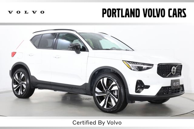 2025 Volvo XC40 B5 Plus Dark AWD's photo