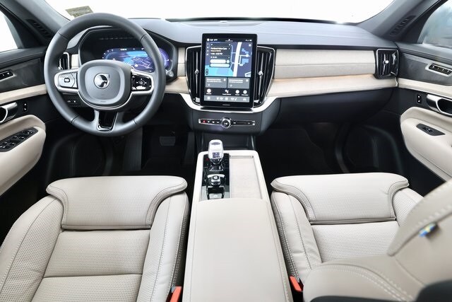 2025 Volvo XC90 T8 photo 2