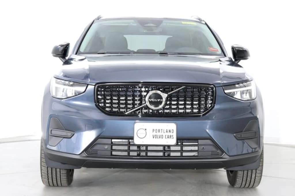 New 2026 Volvo XC40 B5 Core SUV