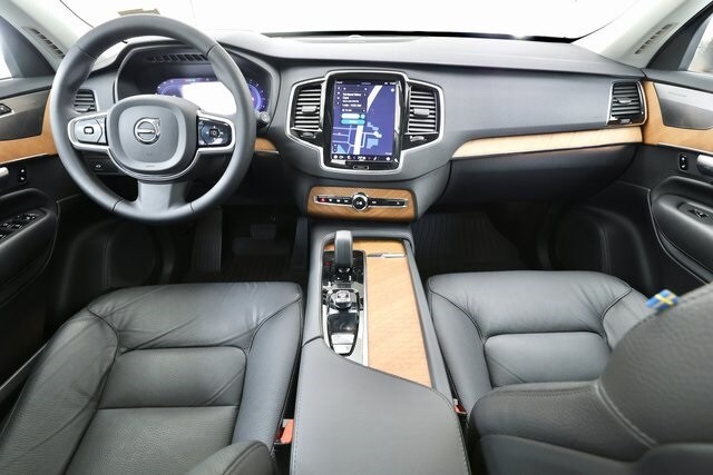 2023 Volvo XC90 B5 AWD Plus photo 2