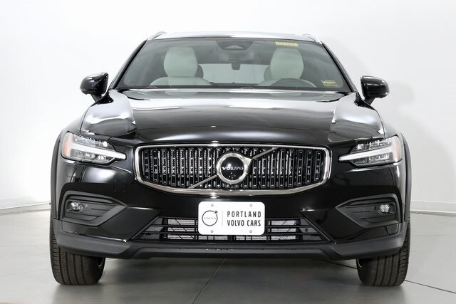 2026 Volvo V60 Cross Country B5 photo 3