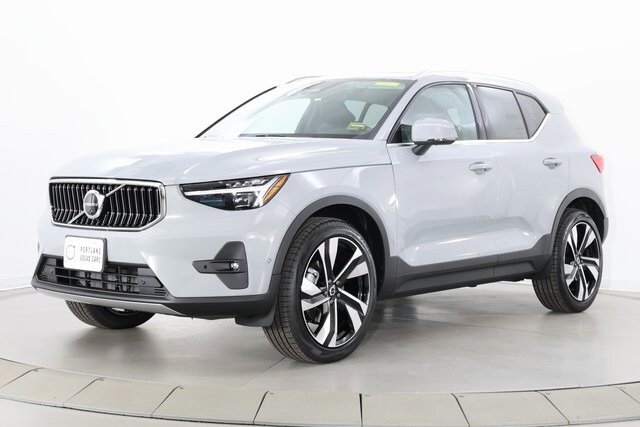 2025 Volvo XC40 Plus photo 4