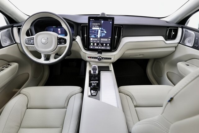 2026 Volvo XC60 Hybrid T8 photo 2