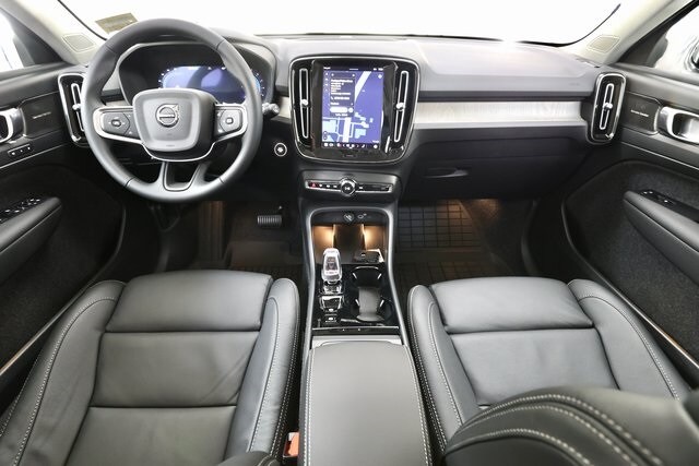 2025 Volvo XC40 photo 2