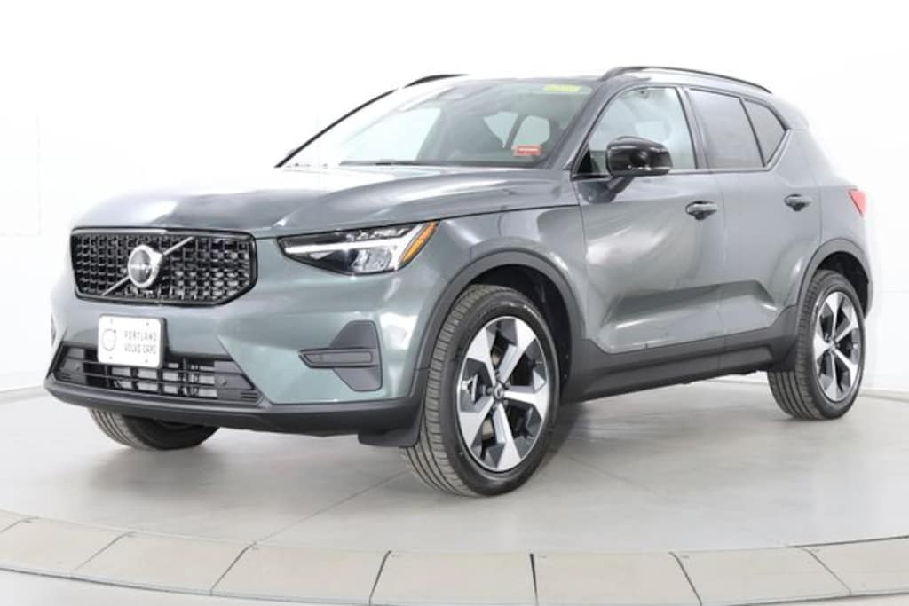 New 2026 Volvo XC40 B5 Core SUV