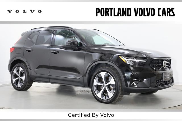 2025 Volvo XC40 B5 Plus Dark AWD's photo