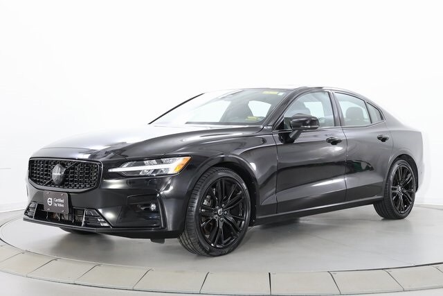 2023 Volvo S60 B5 AWD Plus Black Edition photo 4