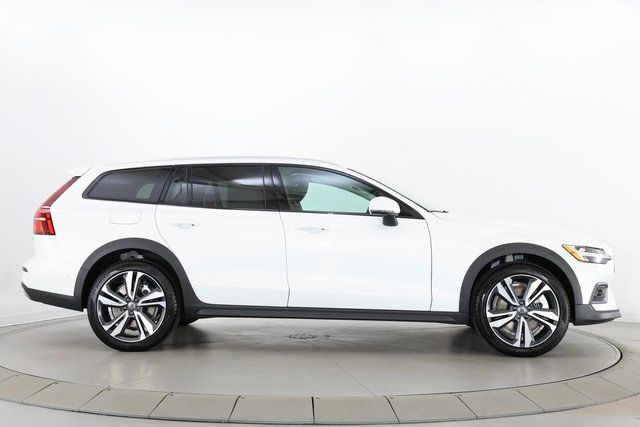 2026 Volvo V60 Cross Country Plus - Photo 9