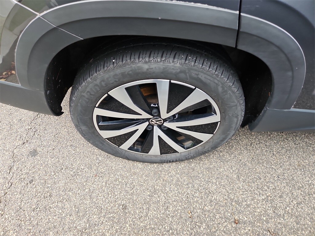 2022 Volkswagen Taos SE photo 3