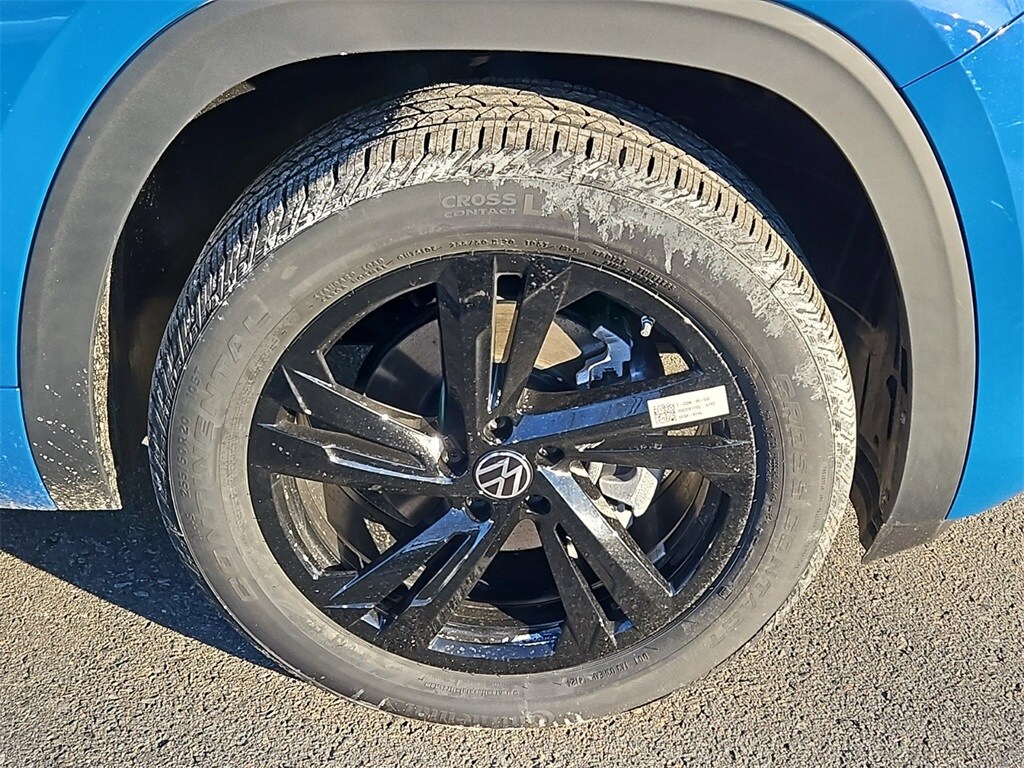 2025 Volkswagen Atlas Cross Sport SEL R-Line photo 3