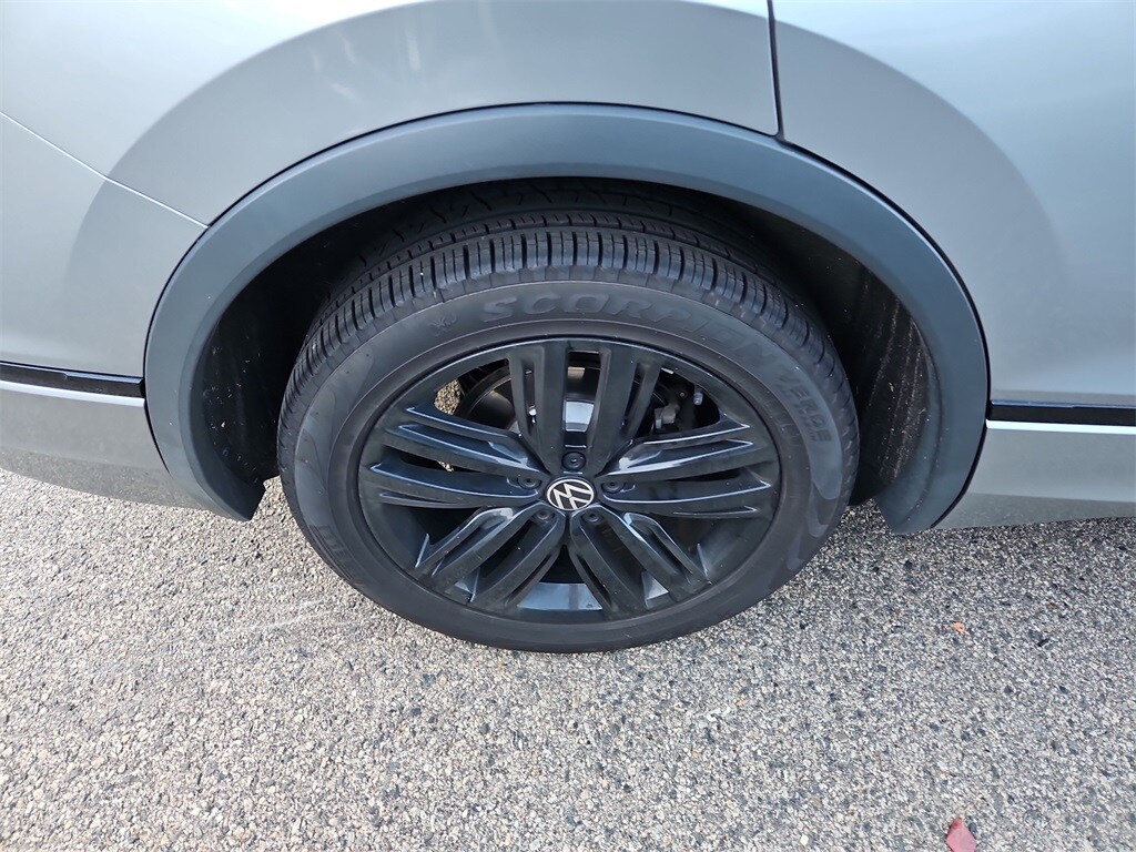 2022 Volkswagen Tiguan SE R-Line Black photo 2