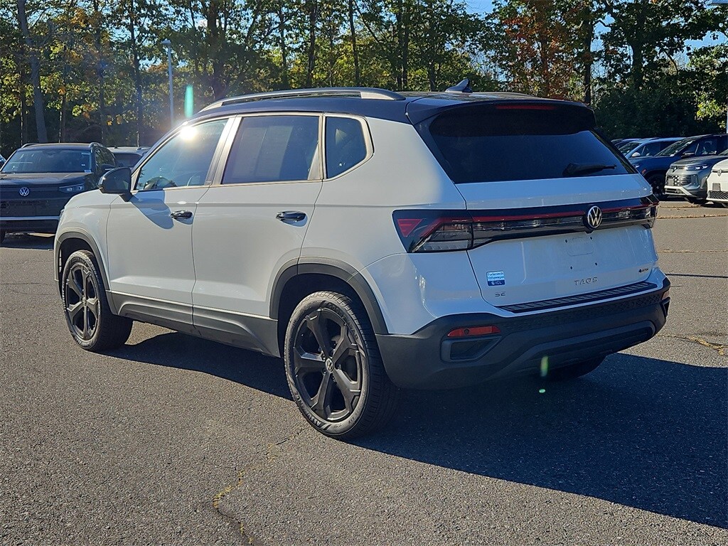 2025 Volkswagen Taos SE photo 2