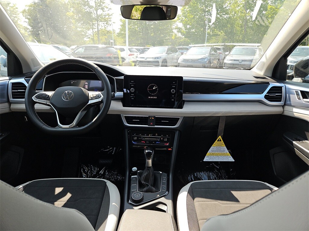 2025 Volkswagen Taos SE photo 4