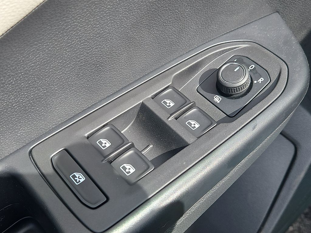2025 Volkswagen Taos SEL - Photo 18