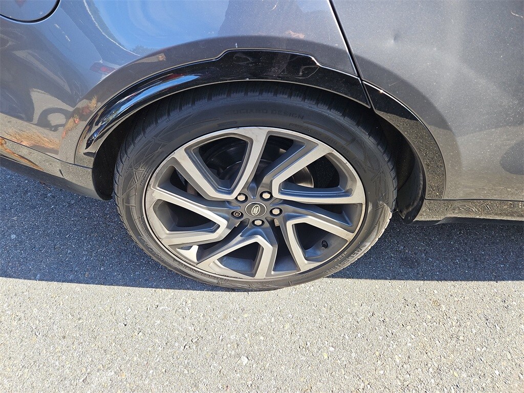 2017 Land Rover Discovery HSE Luxury photo 3