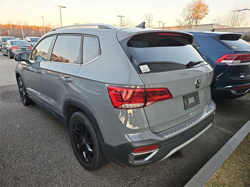 2022 Volkswagen Taos SE photo 2