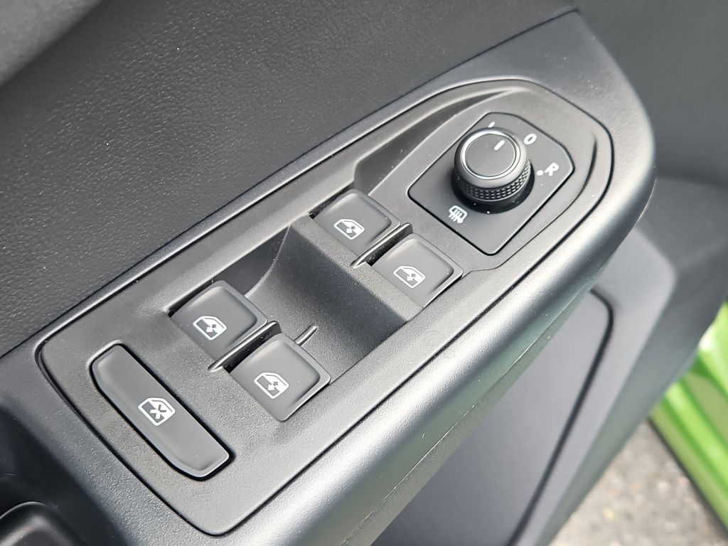 2025 Volkswagen Taos SE Black - Photo 17