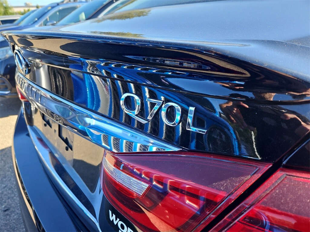 2017 Infiniti Q70L photo 2