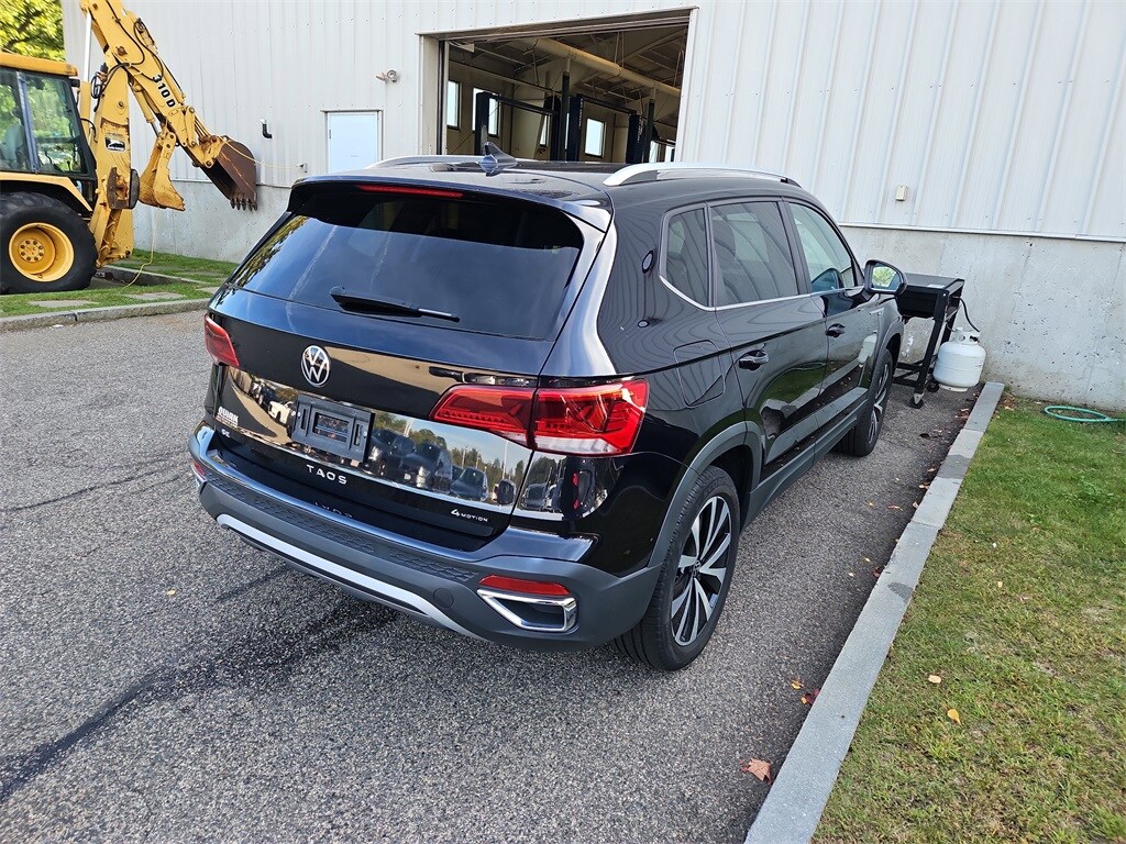 2022 Volkswagen Taos SE photo 2