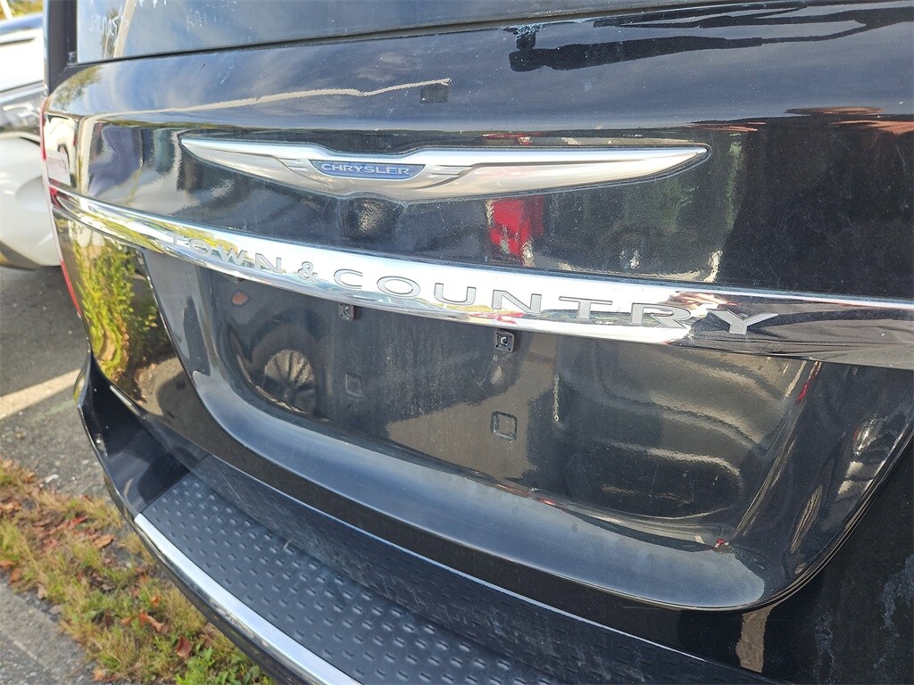 2014 Chrysler Town & Country Touring photo 3