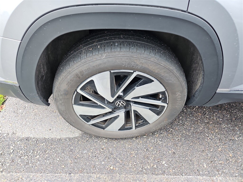 2024 Volkswagen Atlas SEL photo 2