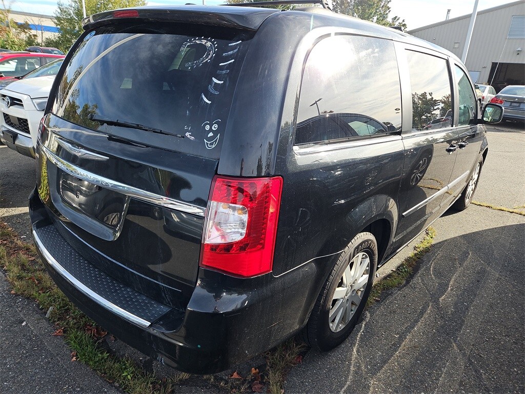 2014 Chrysler Town & Country Touring photo 2