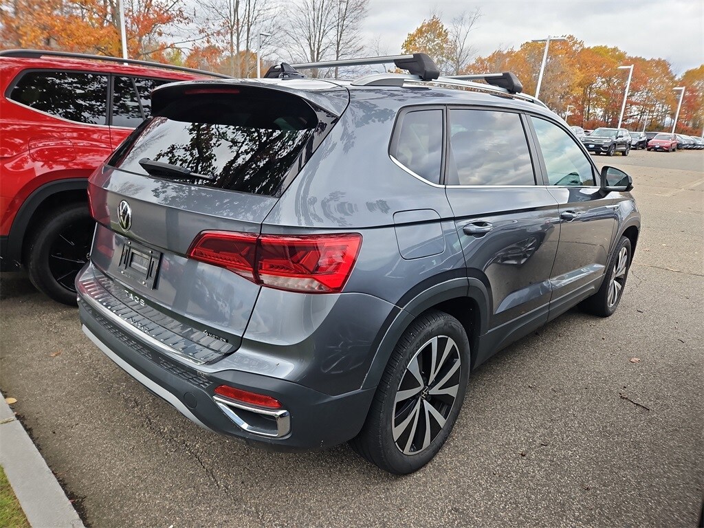 2022 Volkswagen Taos SE photo 2