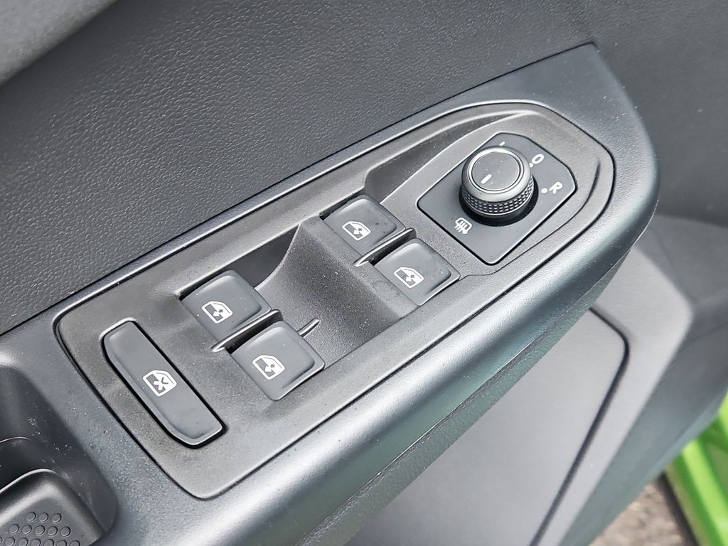 2025 Volkswagen Taos SE Black - Photo 17