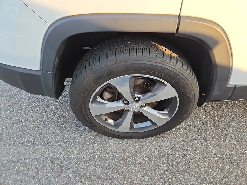 2019 Jeep Cherokee Limited photo 3