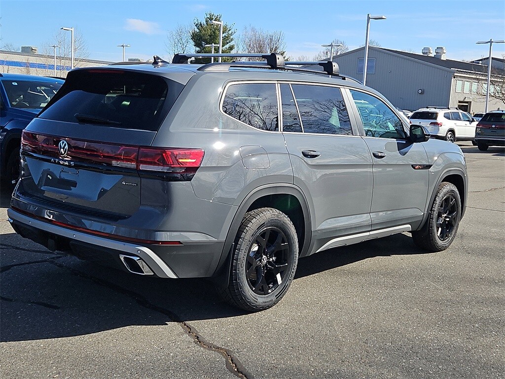 2025 Volkswagen Atlas Peak Edition SE photo 2