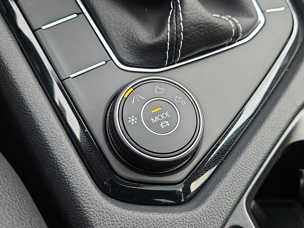 2025 Volkswagen Taos SEL - Photo 10