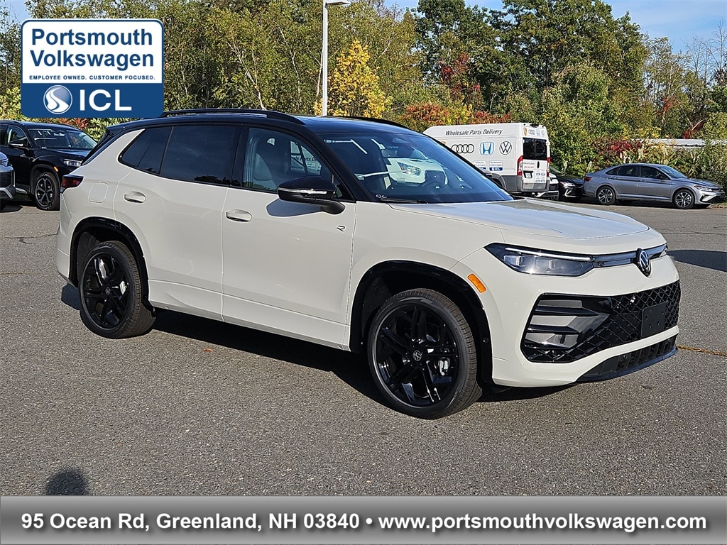 2025 Volkswagen Tiguan SE R-LINE BLACK's photo