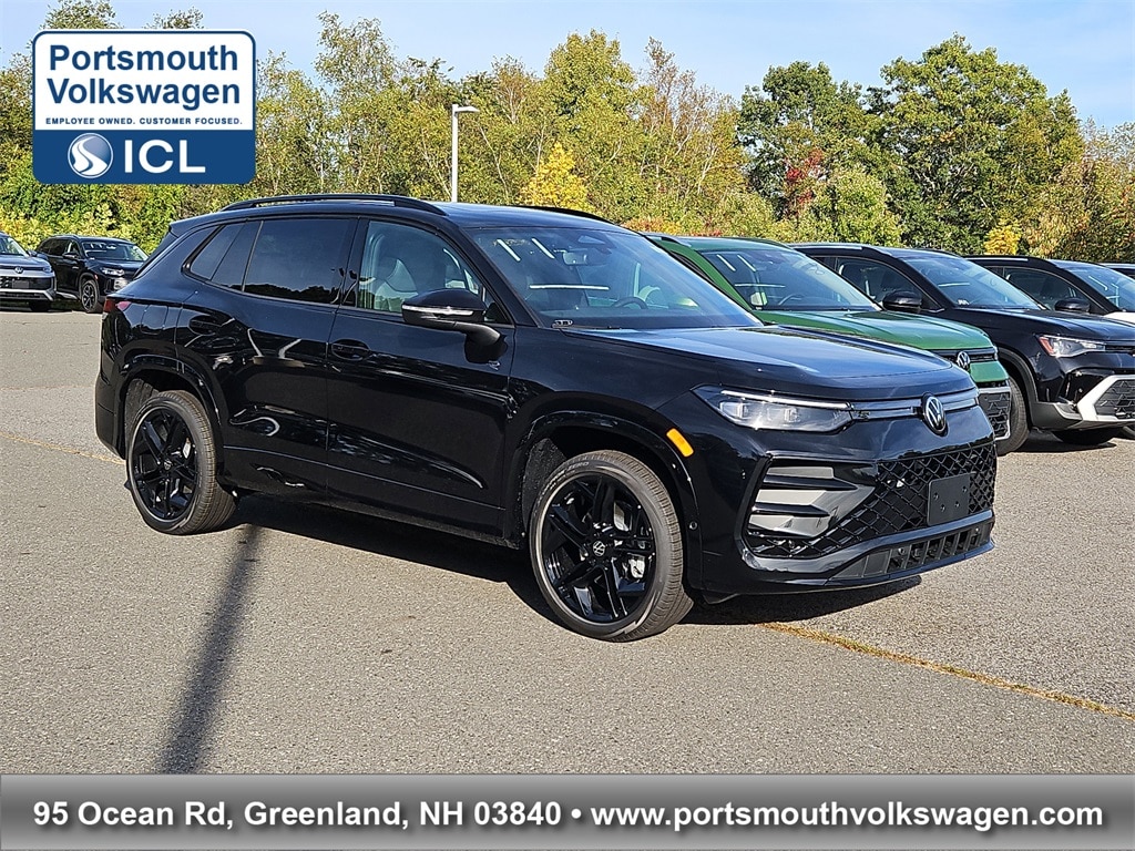 2025 Volkswagen Tiguan SE R-LINE BLACK's photo