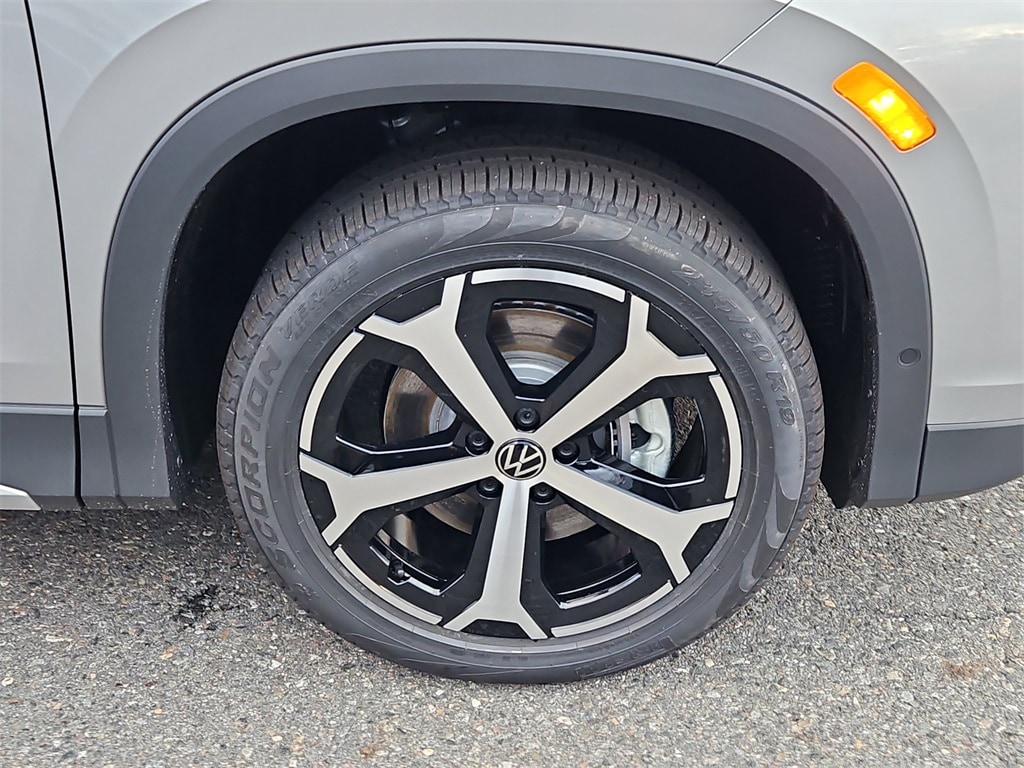 New 2025 Volkswagen Tiguan 2.0T SE SUV