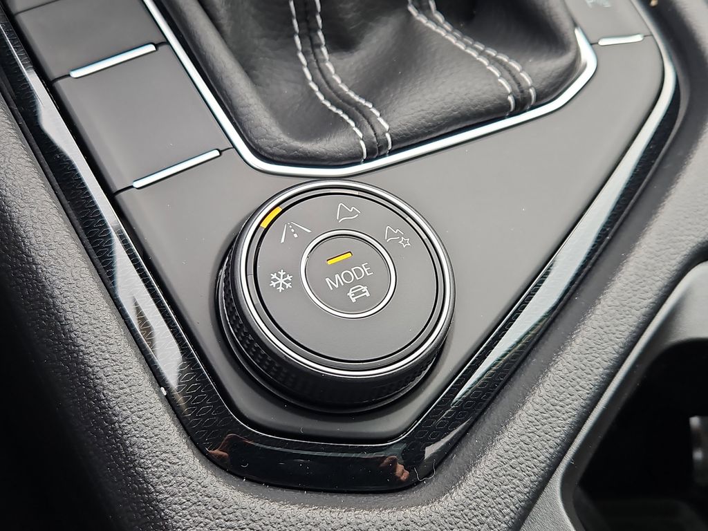 2025 Volkswagen Taos SE Black - Photo 9