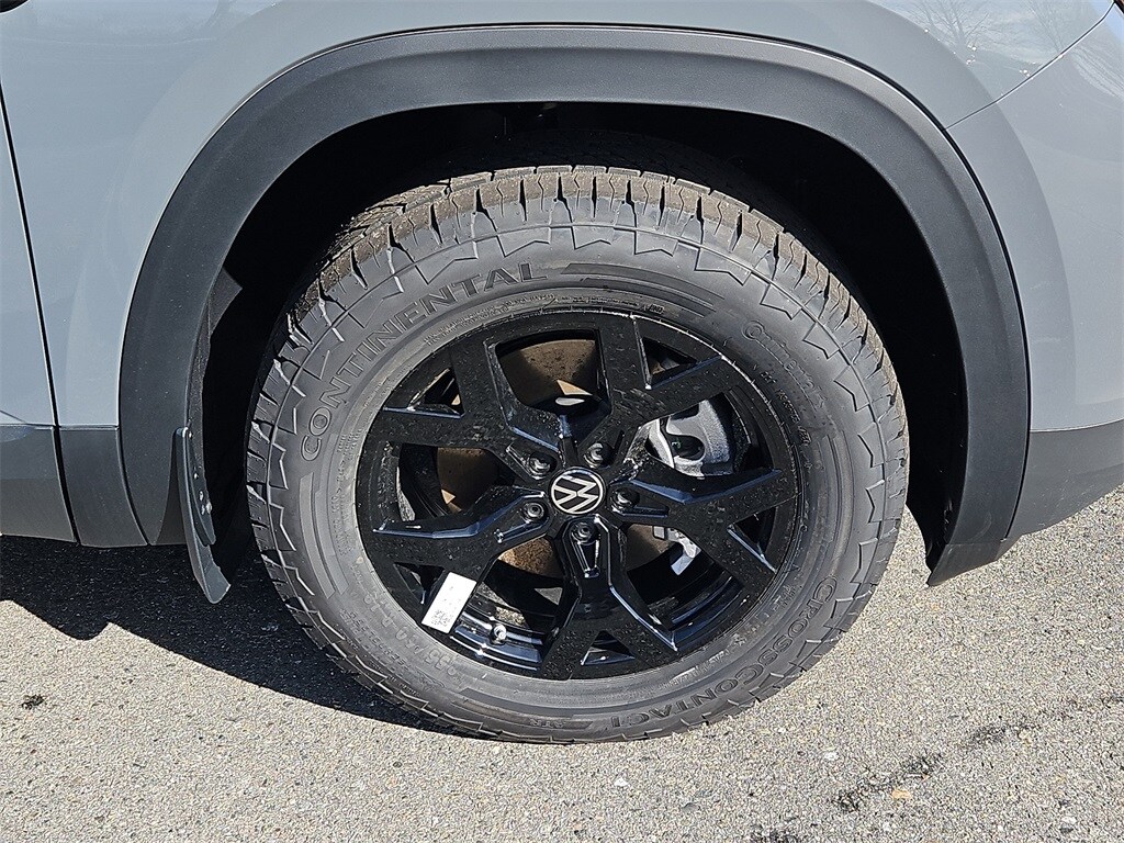 2025 Volkswagen Atlas Peak Edition SE photo 3