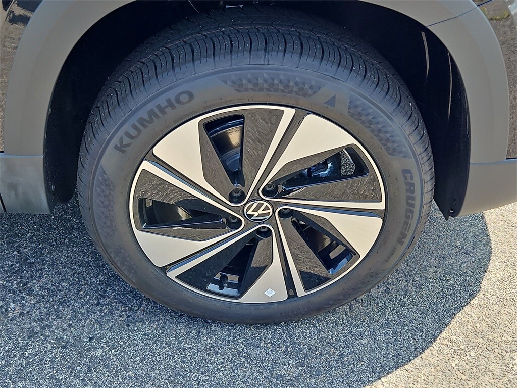 2025 Volkswagen Taos SE photo 3