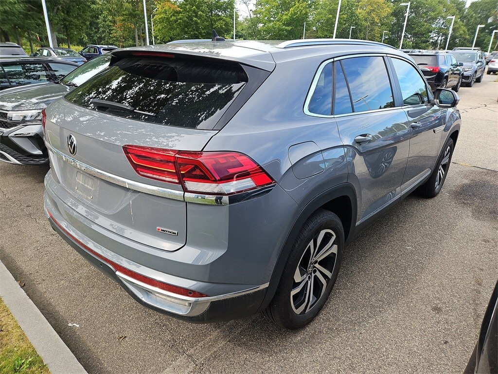 2022 Volkswagen Atlas Cross Sport SEL photo 2