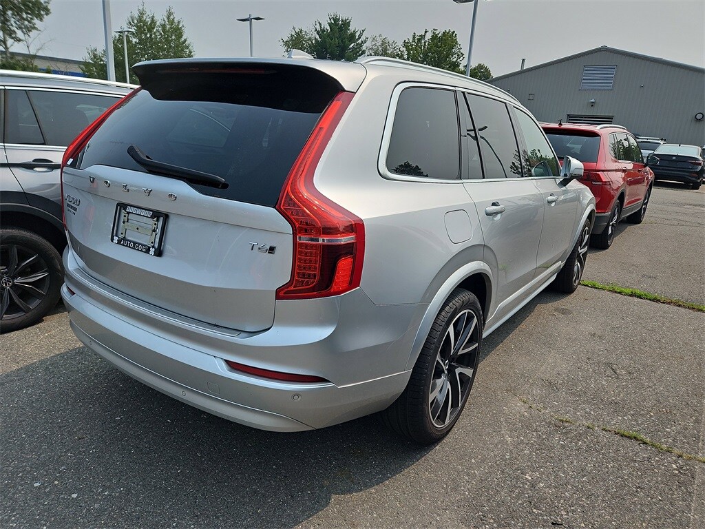 2022 Volvo XC90 T6 AWD Momentum photo 2