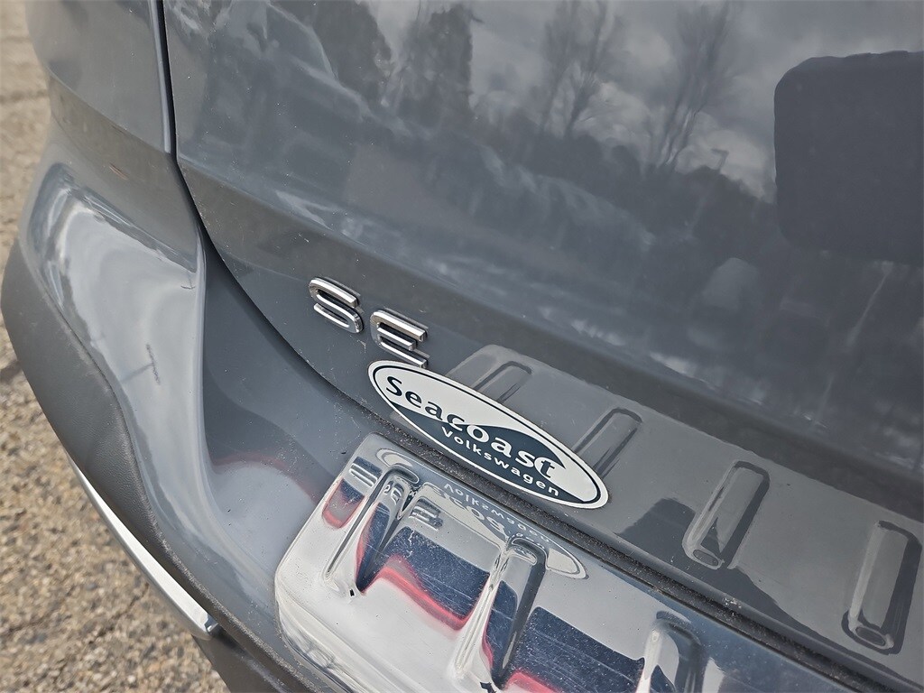 2023 Volkswagen Taos SE photo 2