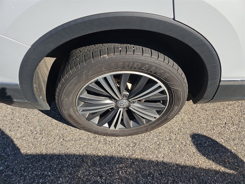2018 Volkswagen Tiguan SEL photo 2